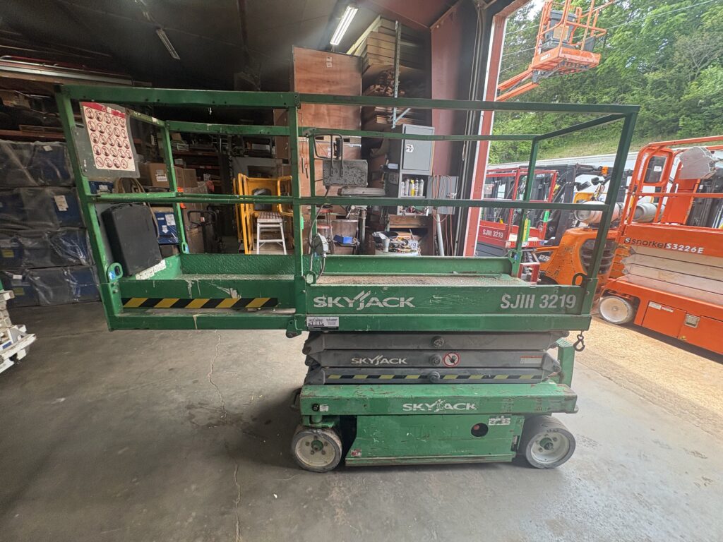 2015 SkyJack SJIII3219 Scissor Lift