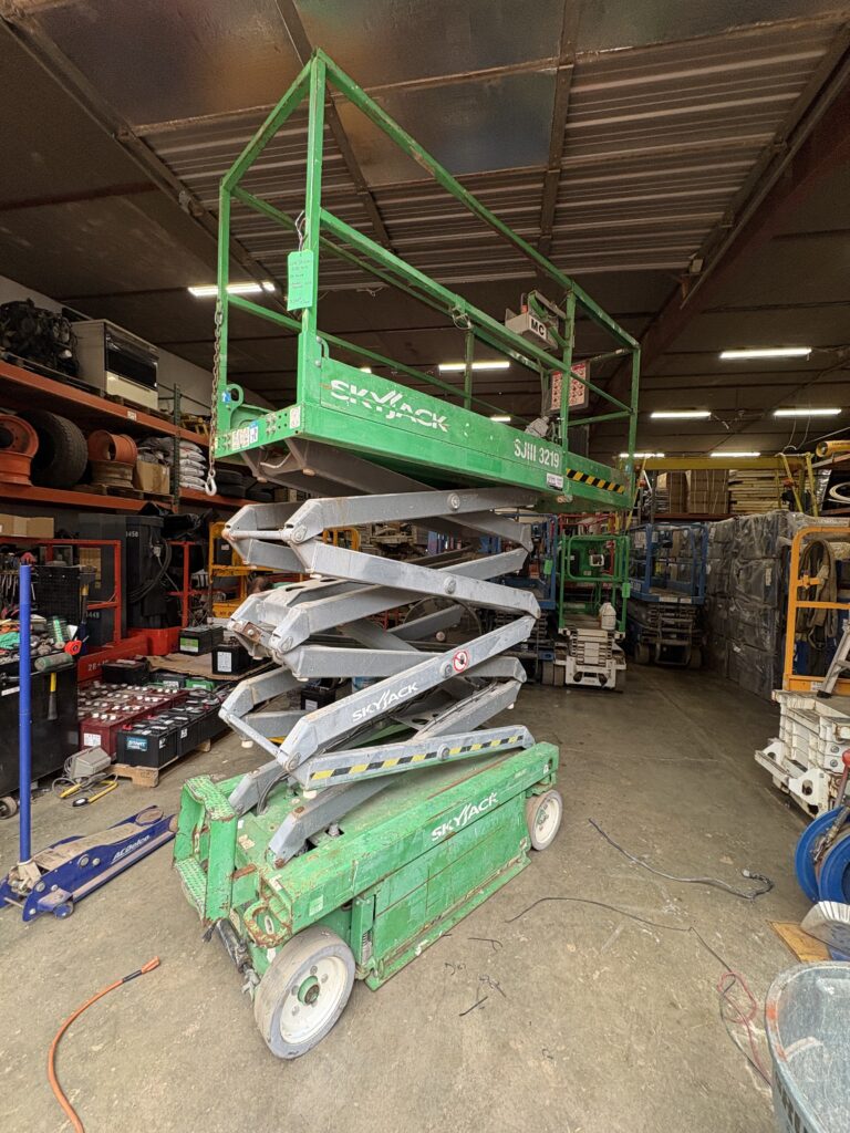 2015 SkyJack SJIII3219 Scissor Lift