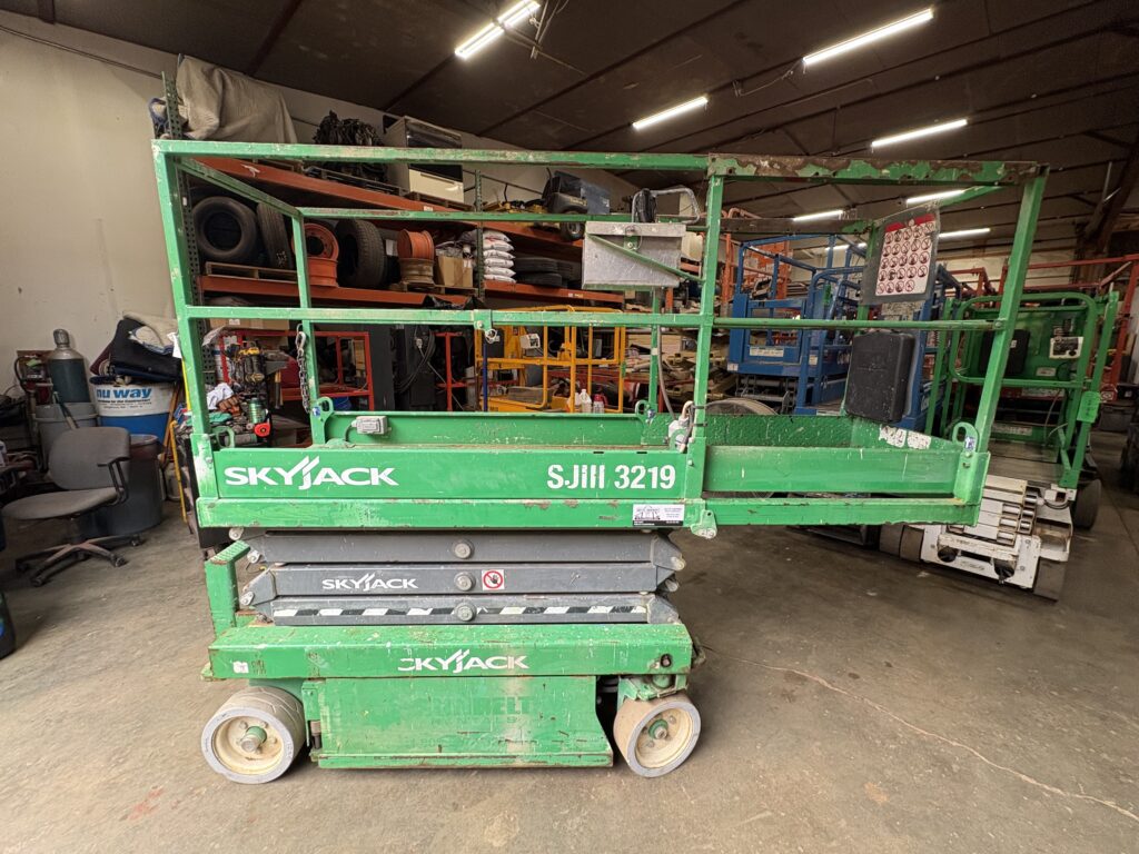 2016 SkyJack SJIII3219 Scissor Lift
